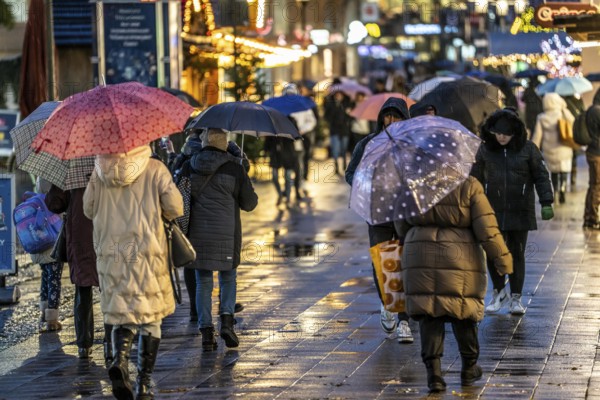 Rainy weather, passers-by with umbrellas, empty Christmas market, Essen, North Rhine-Westphalia,