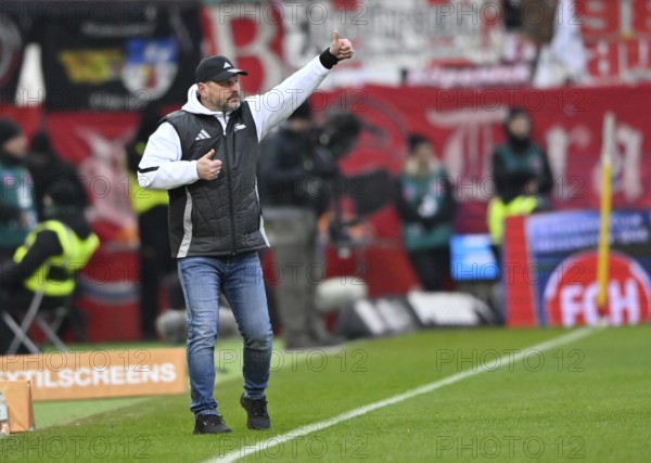 Coach Steffen Baumgart 1. FC Union Berlin FCU on the sidelines Gesture Gesture Thumbs up
