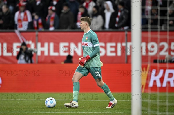 Goalkeeper Alexander Nübel VfB Stuttgart (33) Action on the ball WWK Arena, Augsburg, Bavaria,