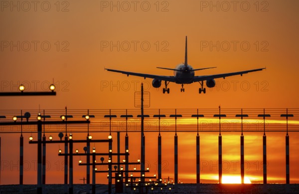 Aircraft approaching the main runway south, 05R/23L, runway lighting, approach aids, at Düsseldorf