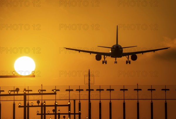 Aircraft approaching the main runway south, 05R/23L, runway lighting, approach aids, at Düsseldorf