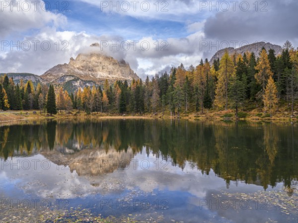 Autumn at Lago d'Antorno, Three Peaks, tre Cime, larches, reflection, Dolomites, South Tyrol