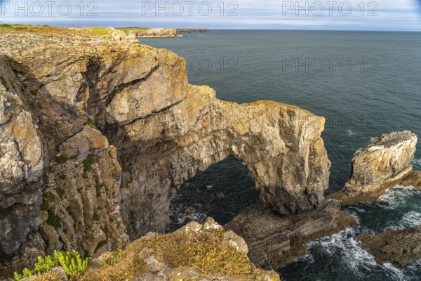 The natural rock bridge Green Bridge, Pembrokeshire Coast National Park, Pembrokeshire, Wales,