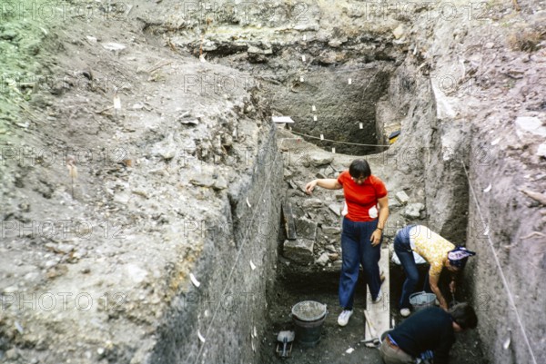 Cambridge University archaeological excavation at a Roman site, Cambridge, Cambridgeshire, England,