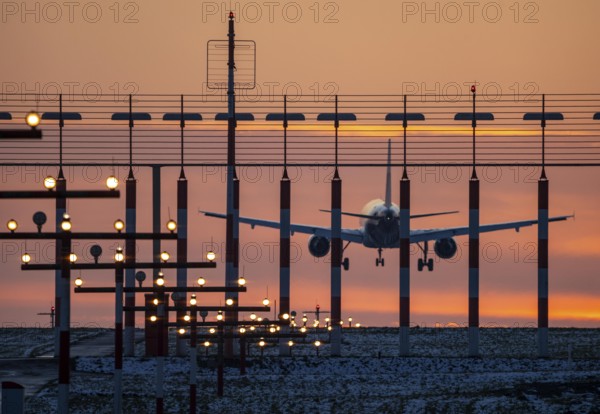 Aircraft approaching the main runway south, 05R/23L, runway lighting, approach aids, at Düsseldorf