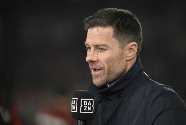 Coach Coach Xabi Alonso Bayer 04 Leverkusen Portrait in interview Microphone Microphone Logo DAZN