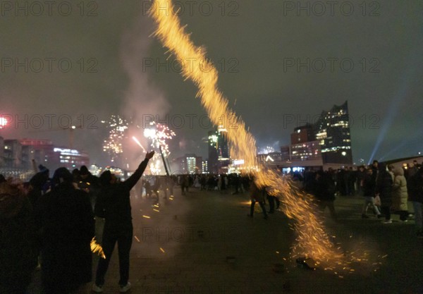 New Year's Eve 2025 on the Elbe promenade in Hamburg, at the harbour, on the Elbe, fire brigade of