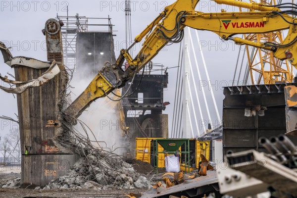 Demolition of the old Rhine bridge Neuenkamp, the A40, behind the first of 2 new bridges, which is