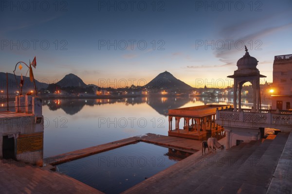 Old town of Pushkar at the holy Pushkar Lake, Rajasthan, India, Asia