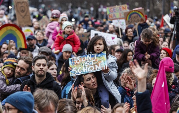 Tens of thousands of people demonstrated against right-wing populism and in favour of democracy at