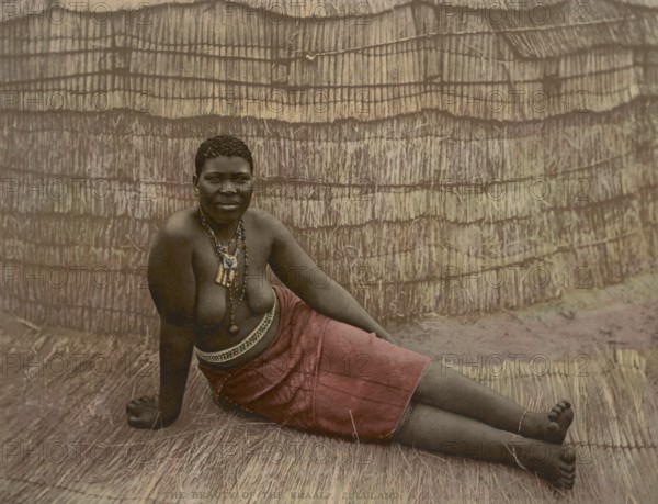 Die Schönheit des Kraals Zululand, Südafrika, digital restaurierte Reproduktion eines Originals aus