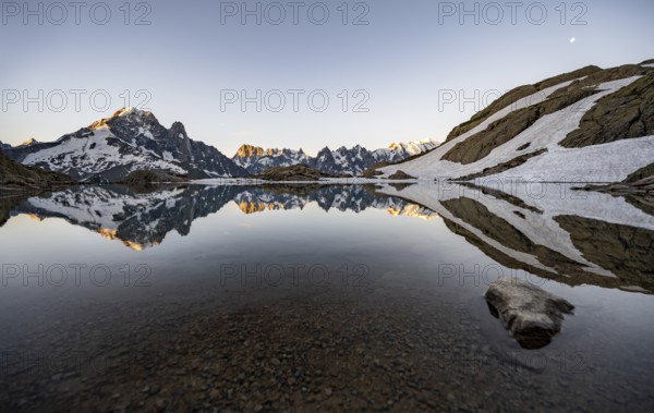 Morning atmosphere at a mountain lake, mountain landscape at sunrise, water reflection in Lac