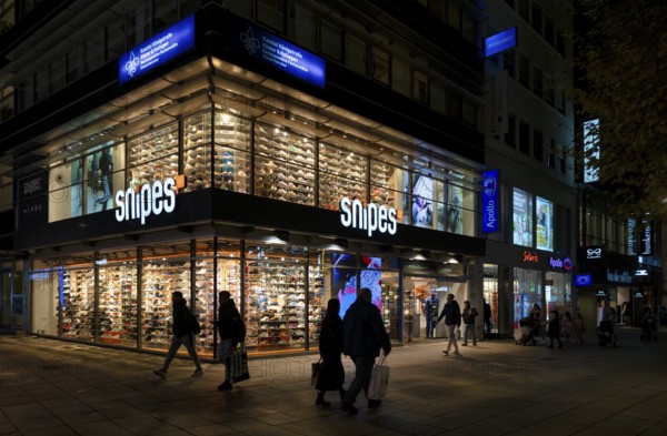 Night shot, pedestrians, pedestrian zone, shopping, Snipes, department stores' chain, shoes,