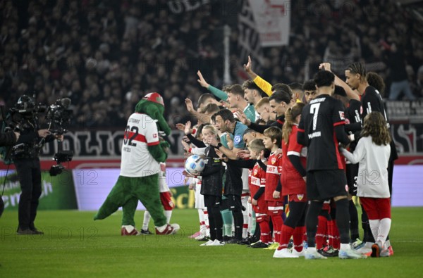 Referee team around referee Felix Zwayer, players and ball children of VfB Stuttgart and SGE