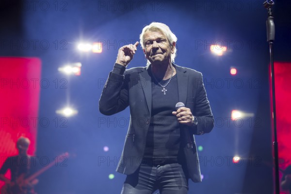 Matthias Reim live on ..und plötzlich bist du Kult! Tour in the Berlin Uber Arena on 29 December