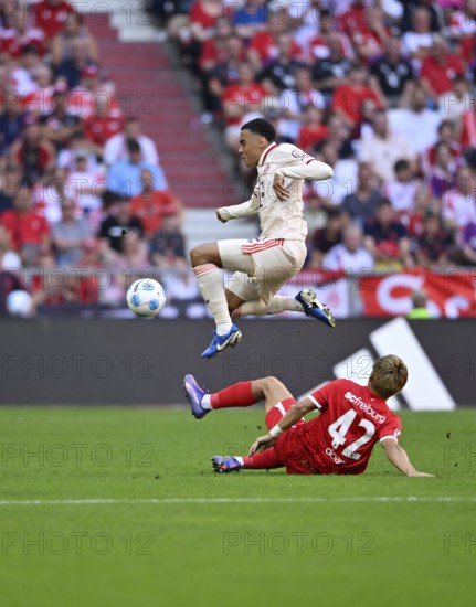Tackle, action Ritsu Doan SC Freiburg SCF (42) against Jamal Musiala FC Bayern Munich FCB (42)