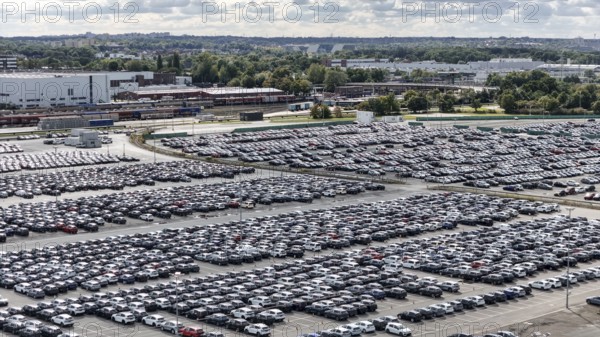 Volkswagen new cars standing in a car park at the Volkswagen plant, Wolfsburg, 29.09.2024. The