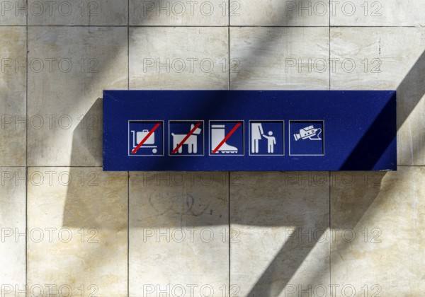S-Bahn, blue signs on the platform, Berlin Ostbahnhof, Friedrichshain, Berlin, Germany, Europe