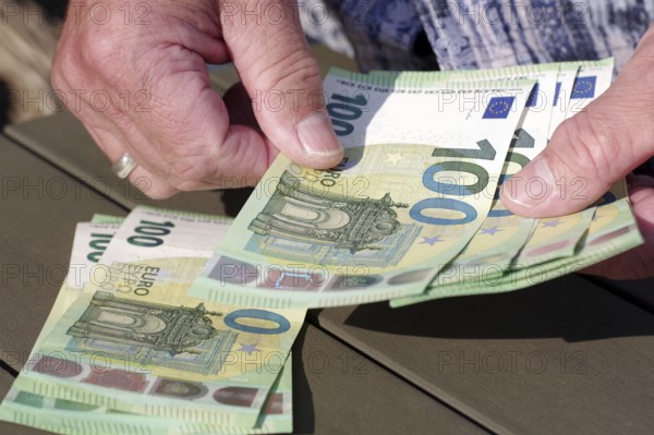 Cash, euro, banknote, 100, count, Several hundred euro notes are counted by a man