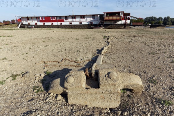 Anchor of a houseboat that has run dry on the Rhine, extremely low water in August 2022,