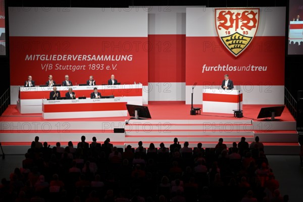 Podium, Members' Meeting of VfB Stuttgart in the Porsche Arena, Report of the President Claus Vogt,