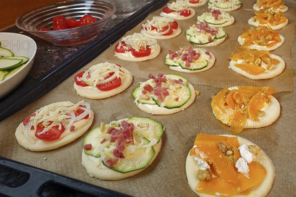 Swabian cuisine, preparation mini dinnete, also dennete, dinnede, dennetle, hearty, salty, yeast