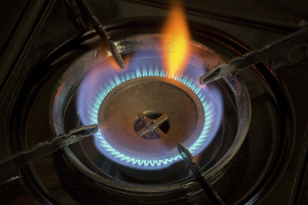 Symbolic image, gas cooker, gas price, gas price increase, energy, energy costs, gas flame