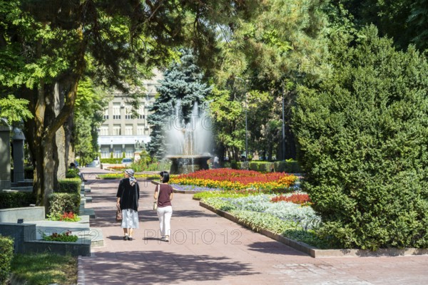 Strollers, flower bed in Panfilov Park, municipal park in Bishkek, Kyrgyzstan, Asia