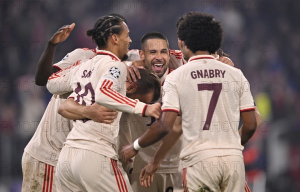 Goal celebration Harry Kane FC Bayern München FCB (09) Serge Gnabry FC Bayern München FCB (07)