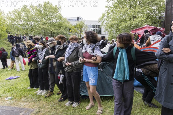 Human chain during the occupation of the courtyard of the Free University of Berlin by