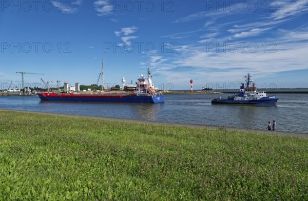 Entry of a ship from the Elbe into the Kiel Canal with the assistance of a tugboat at the lock near