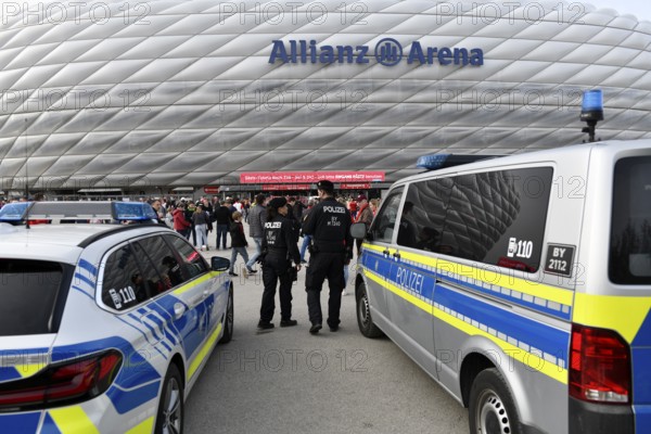 Increased danger situation SEK, special task force, police car, police in front of Bundesliga