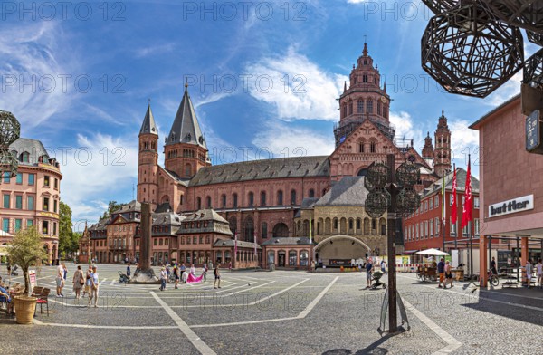 St Martin's Cathedral and Cathedral Square in Mainz, Rhineland-Palatinate, Germany, Europe