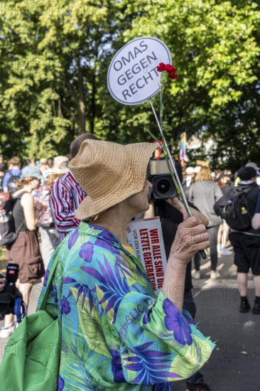 Grannies against the right at the demonstration against the AFD party conference in Essen,