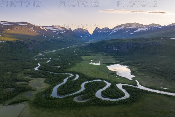 Laddjujohka River, Kebnekaise Massif in the background, Nikkaluokta, Lapland, Sweden, Europe