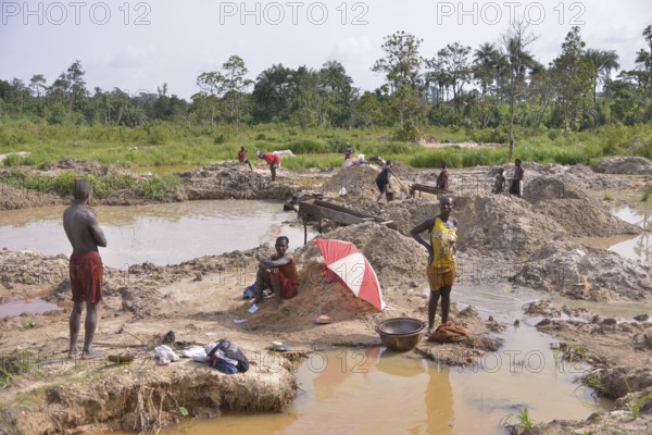 Diamond hunters searching for diamonds with sieves and shovels in a mine, near Koidu, Koidu-Sefadu,