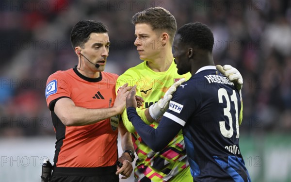 Referee Florian Badstübner in discussion with goalkeeper Finn Dahmen FC Augsburg FCA (01) Sirlod