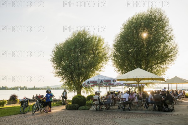 Beer garden and restaurant by the lake, lakeside promenade, Friedrichshafen, Lake Constance,