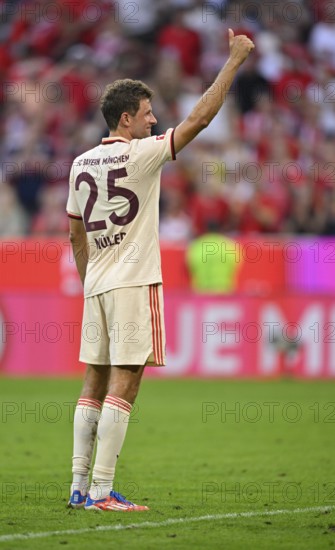 Thomas Müller FC Bayern Munich FCB (25) is celebrated by fans, Gestel, thumbs up, Allianz Arena,