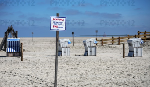 Beach chairs and signs on the sandy beach of the North Sea, Sankt Peter-Ording, Schleswig-Holstein,