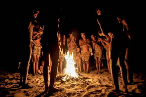 Bushmen of the Ju/' Hoansi-San stand by the campfire, village //Xa/oba, near Tsumkwe, Otjozondjupa