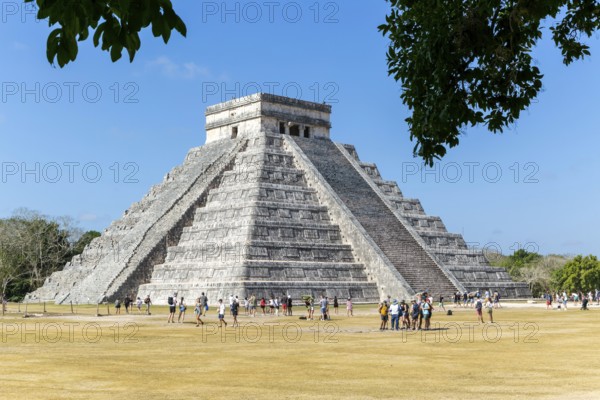Temple Of Kukulkan El Castillo pyramid, Chichen Itzá Mayan ruins, Yucatan, Mexico, Central America