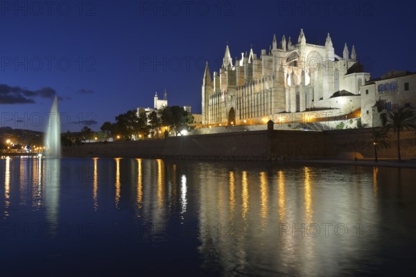 La Seu Cathedral, Palma Cathedral, at dusk, Palma, Majorca, Balearic Islands, Spain, Europe