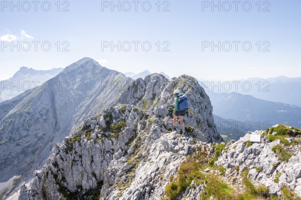 Mountaineer on the summit ridge, Wettersteinkamm, Westliche Wettersteinspitze, Wetterstein