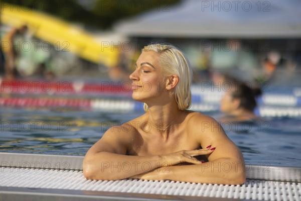 From now on, topless bathing and swimming is allowed in the swimming pools of the city of Dresden.