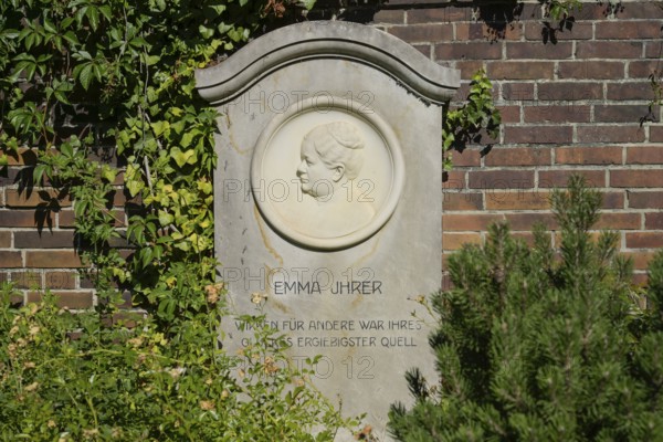 Emma Ihrer's grave, Socialist Memorial, Friedrichsfelde Central Cemetery, Gudrunstrasse,