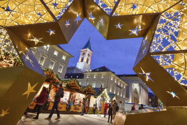 View through the big star at the Christmas market, blue hour, blue hour, market place, Karlsruhe,