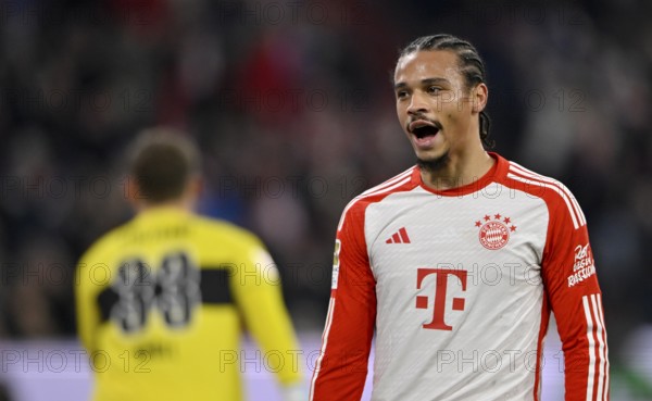 Leroy Sané FC Bayern Munich FCB (10) disappointed, goalkeeper Alexander Nübel VfB Stuttgart (33)