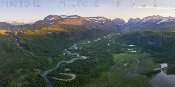 Laddjujohka River, Kebnekaise Massif in the background, Nikkaluokta, Lapland, Sweden, Europe