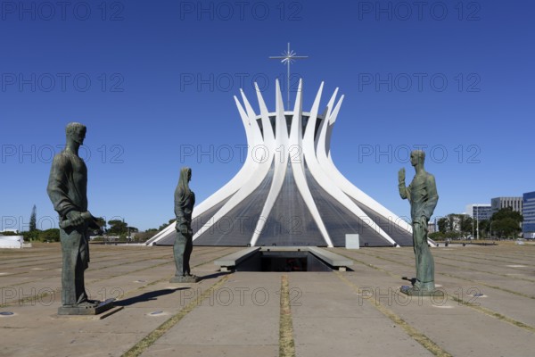 St Mark, St Luke and St John the Evangelists statues by Alfredo Ceschiatti and Dante Croce in front